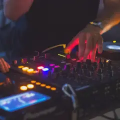 Ile zarabia DJ za noc? Zaskakujące stawki w Polsce i ich wpływ