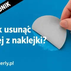 Poradnik: Jak usunąć klej z naklejki? Dłoń odkleja szarą naklejkę od niebieskiej powierzchni.
