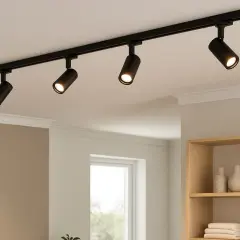Lámpara de techo negra con cinco focos dirigibles, iluminando un espacio moderno con estanterías de madera y arte abstracto.