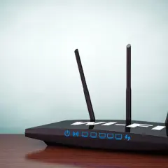 Router Wi-Fi z antenkami. Dowiedz się, jak zmienić nazwę sieci Wi-Fi Orange, aby była bardziej osobista.
