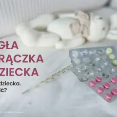 Termometr i leki obok pluszowej zabawki. Nagła gorączka u dziecka i ból to sytuacja, która wymaga uwagi.