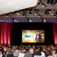 Publikum in der Stadthalle Metzingen lauscht gespannt dem Auftritt von Dodokay auf der Bühne.
