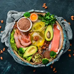 Krewetki, łosoś, awokado, siemię lniane, pestki dyni, orzechy i oleje – to wszystko zawiera omega-6.