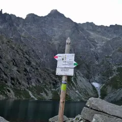 Tabliczka z drogowskazami przy Czarnym Stawie pod Rysami, wskazująca kierunki na Rysy i Mięguszowiecką Przełęcz.
