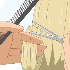 Manos peinando y cortando cabello rubio para quitar volumen.