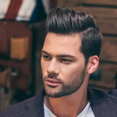 Hombre con peinado moderno y raya del pelo marcada a la derecha.