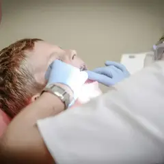 Chłopiec u dentysty. Zastanawiasz się, ile zarabia dentysta?