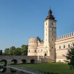 Zamek w Krasiczynie, jeden z najpiękniejszych obiektów w zbiorze muzeów w Polsce, z mostem nad fosą.