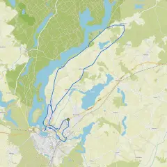 Mapa szlaku rowerowego wokół jeziora, prowadzącego przez malownicze tereny z licznymi jeziorami i lasami.