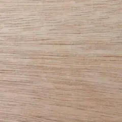 Superficie di legno okumè con venature sottili e parallele. Un legno duro, ideale per mobili e pavimenti.