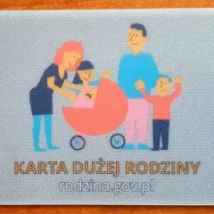 Karta Dużej Rodziny z rysunkiem rodziny i wózkiem. Daje dostęp do listy zniżek.