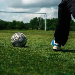 Piłka do futsalu czeka na boisku. Czy wiesz, futsal co to? Szybka gra, emocje i celne strzały!