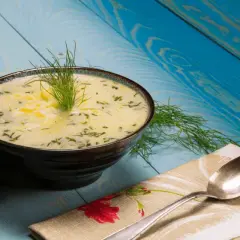 Aromaticzna zupa koperkowa, idealna na chłodne dni. Ten przepis na zupę koperkową zachwyci każdego.