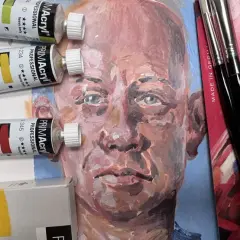 Acrylbilder-Set mit Farben, Pinseln und einem unfertigen Porträt.
