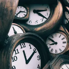 Montón de relojes antiguos, algunos con números romanos. El 0505 significado espiritual nos invita a reflexionar sobre el tiempo.