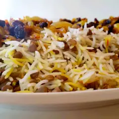 En tallrik med lobia polo, en persisk risrätt med linser, russin och karamelliserad lök.