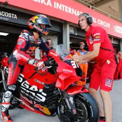 Piloto Pedro Acosta con su moto GasGas en el Mandalika Circuit. Un miembro del equipo le da el visto bueno.