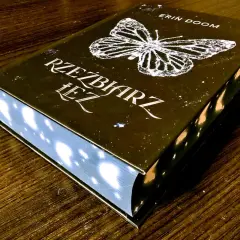 Okładka książki "Rzeźbiarz łez" z motywem motyla i gwiazd.