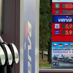 Ceny paliw w Polsce na dystrybutorach Orlen. Wykres 10 lat nie jest widoczny, ale ceny 5.99 za litr diesla i benzyny są aktualne.
