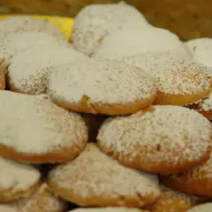 Stos ciasteczek oprószonych cukrem pudrem, idealnych do kawy. Ten przepis na ciastka jest prosty i szybki.