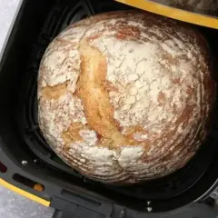 Apetyczny chleb z airfryer, z chrupiącą skórką i delikatnym wnętrzem, gotowy do podania.