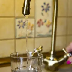 Co zawiera woda z kranu? Odkryj skład i bezpieczeństwo picia