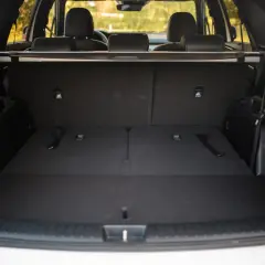 Pusta przestrzeń bagażowa Kia Sorento, z opuszczonymi siedzeniami, gotowa na wakacyjne wyjazdy i zakupy.