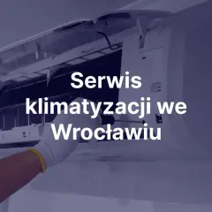 Ręka w rękawiczce serwisuje klimatyzację.