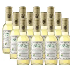 Zehn Flaschen Weißwein, die Rebsorte Grillo ist auf dem Etikett zu sehen.