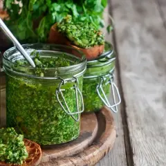 Pesto bez pinioli? Odkryj tanie i smaczne zamienniki!