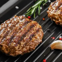 Jakie mięso do burgera wybrać, aby uniknąć przeciętności?