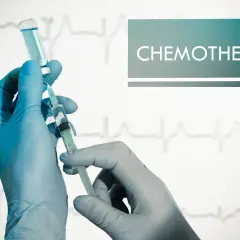 Rękawiczki medyczne przygotowują zastrzyk do chemioterapii. Nadzieja w walce z chorobą.
