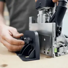 Réglage précis de la fraiseuse domino df 500 pour des assemblages parfaits. L'outil est prêt à l'emploi.
