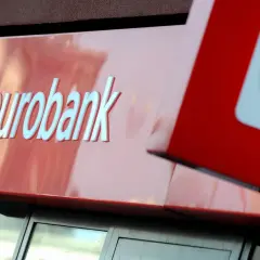 Logo eurobank na czerwonym tle. Obok widoczny fragment innego znaku, również z czerwonym elementem.