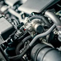 Silnik diesla, gdy samochód traci moc podczas jazdy, może być przyczyną problemów. Widok na skomplikowane przewody i elementy mechaniczne.
