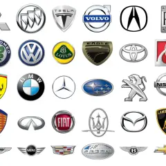 Collezione di loghi auto, alcuni noti, altri meno conosciuti, che rappresentano marchi automobilistici storici e moderni.