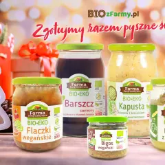 Słoiki z kiszonkami i sokiem BIO od Farmy Świętokrzyskiej na tle świątecznych dekoracji.