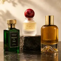 Trzy flakony perfum: zielony "Bergamot & Musk", matowy "Merge" z czerwoną kulką i bursztynowy "Marcy". Wyczuwalny zapach cytrusowy.
