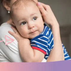 Ciepły uścisk mamy, kiedy dziecko zaczyna się przytulać. Maluch w pasiastej bluzeczce wtula się w jej ramię.