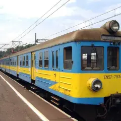 Niebiesko-żółty pociąg EN57-793rb, popularnie zwany "kibel", stoi na stacji Rybnik.