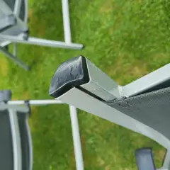 Nahaufnahme eines beschädigten Gartenstuhl PVC Bespannung. Die Reparatur ist dringend nötig, um den Stuhl wieder nutzbar zu machen.