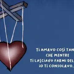 Un cuore a forma di marionetta, simbolo di un amore incondizionato che consola anche quando fa male.