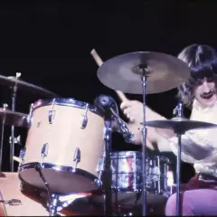 John Bonham, legendarny perkusista Led Zeppelin, w akcji za swoim zestawem perkusyjnym.