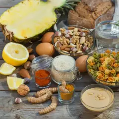 Ananas, cytryny, jajka, orzechy, ryż, makaron, papryka, kurkuma, pasta sezamowa i chleb. Jak leczyć zatrucie pokarmowe?