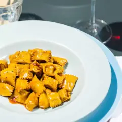 Ravioli gustosi, un'ottima opzione per chi cerca dove mangiare nelle Langhe spendendo poco. Un piatto che sa di tradizione.