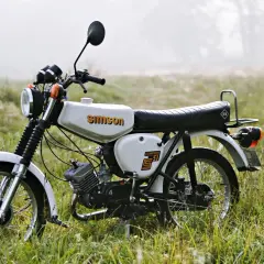 Biały Simson S51 Comfort na tle mglistego poranka. Zastanawiasz się, ile pali Simson S51? Ten klasyk pali niewiele, idealny na spokojne przejażdżki.