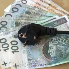 Wtyczka elektryczna na banknotach 100 zł. Zastanawiasz się, ile telewizor ma wat?