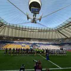 Piłkarze i dzieci stoją na murawie stadionu przed meczem Pucharu Polski.