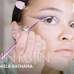 Daniela Rathana skapar en dramatisk ögonmakeup med en skarp eyeliner som ger en brow lift-effekt.