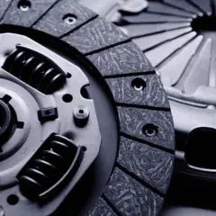Un embrayage Clio 4, prêt à reprendre la route. Composants métalliques et ressorts noirs.